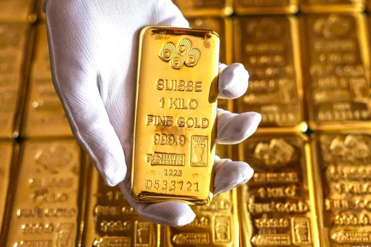 Quỹ vàng lớn nhất thế giới “xả” hàng tấn vàng khi giá lao dốc