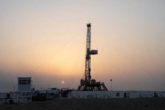 Xung đột leo thang ở Trung Đông, nước đồng minh của Mỹ không thể bơm 1,6 triệu thùng dầu mỗi ngày, sáng mở mắt là bay ngay gần 130 triệu USD