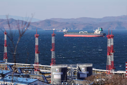 Mất nguồn cung từ Iran, một khách hàng khác lại tìm đến Nga, chuẩn bị nhập một lúc 10 triệu thùng dầu