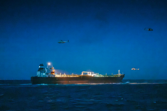 Đang di chuyển bất ngờ bị chặn bắt, phát hiện 45 lỗi vi phạm, tàu chở dầu nghi của Nga phải nộp 12 triệu USD mới được thả