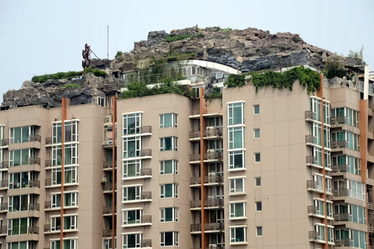 Đại gia ngành y chi tiền khủng, âm thầm xây biệt thự đá trên nóc chung cư 26 tầng suốt nhiều năm: Cơ quan chức năng vào cuộc, buộc phá dỡ sau 15 ngày