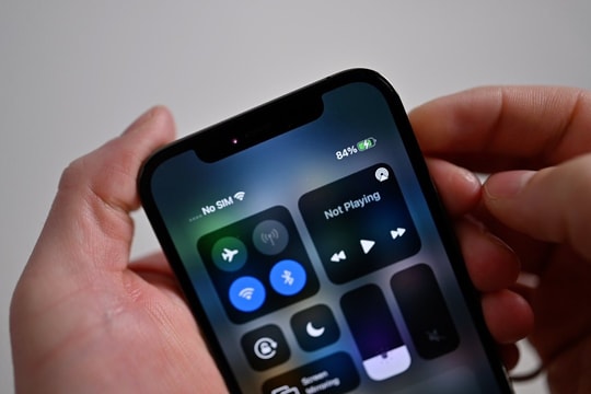 Tôi đã tìm thấy lý do pin iPhone cứ "tụt ầm ầm" xuống còn 20% khi để qua đêm: Dưới đây là cách khắc phục 