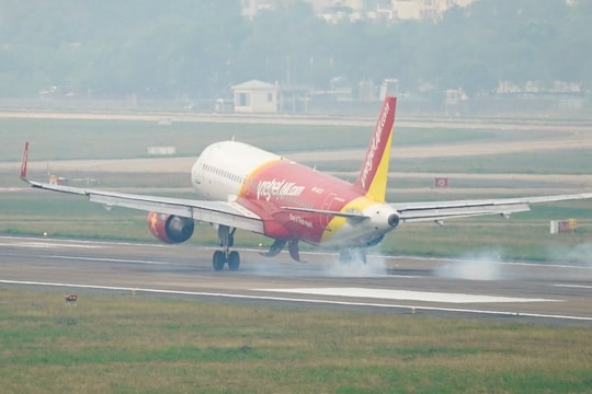 Máy bay Vietjet hạ cánh khẩn cấp, hàng loạt xe cứu hỏa vây quanh đường băng