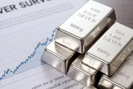 Một thế lực bán gần 140 tấn bạc trong một ngày