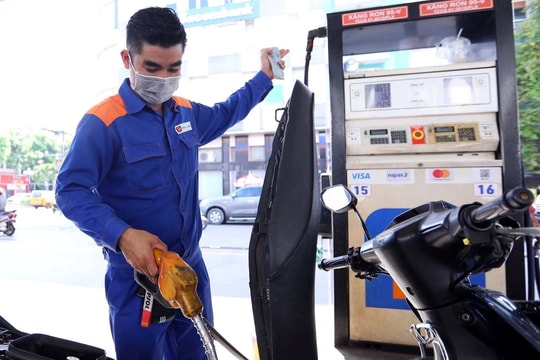 Hoả tốc: Doanh nghiệp xăng dầu được điều chỉnh giá ngay khi biến động 7%, RON 95 tăng 4.700 đồng/lít
