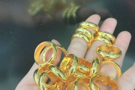 Giá vàng hôm nay 8/3: Người mua vàng nhẫn mất 3 triệu đồng/lượng ngay khi rời cửa tiệm