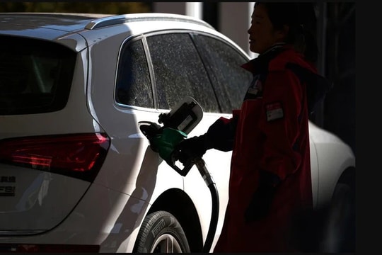 Giá dầu vượt ngưỡng 100 USD, chứng khoán thế giới chìm trong sắc đỏ