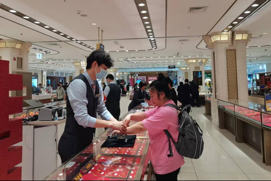 Mang số vàng trị giá 190 triệu đồng đi bán, người phụ nữ chết lặng khi cửa hàng nói “Tất cả đều là giả”: Cảnh sát vào cuộc điều tra