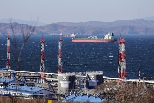 Vừa quay lại mua dầu Nga, một khách hàng lớn nhập ngay 20 triệu thùng nhưng không còn được Moscow giảm giá như trước