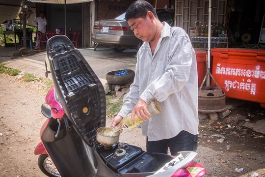 Phụ thuộc hoàn toàn vào nhập khẩu, giá xăng dầu ở nước láng giềng Việt Nam biến động phi mã