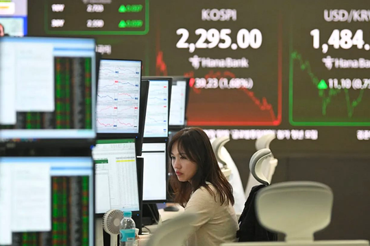 Giá dầu lao dốc, chứng khoán châu Á đồng loạt đảo chiều, giao dịch trong sắc xanh
