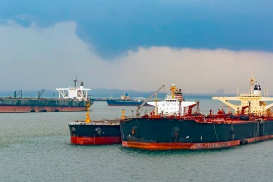 Đang đứng im, gần 40 triệu thùng dầu Iran bất ngờ di chuyển đến quốc gia nằm cạnh Việt Nam