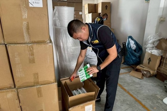 Một thiếu tướng chỉ huy cuộc đột kích, phát hiện hơn 120.000 tuýp kem đánh răng, mỹ phẩm giả trị giá gần 5 tỷ đồng