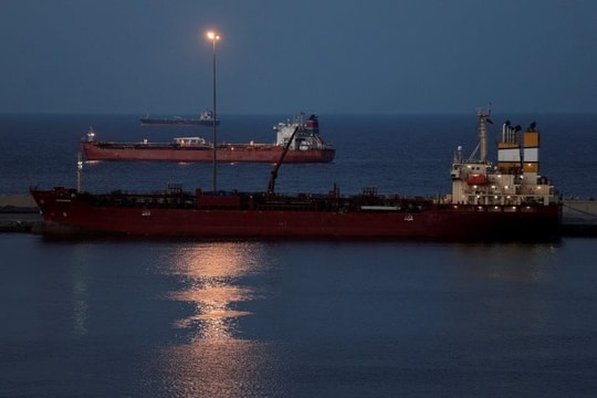 ‘Độc chiếm’ eo biển Hormuz, Iran xuất khẩu dầu nhiều hơn cả trước khi bị Mỹ-Israel tấn công, hơn 2 triệu thùng được khách ‘ruột’ thu mua mỗi ngày