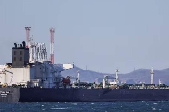 Iran đóng cửa eo biển Hormuz, một quốc gia liền đề nghị Mỹ 'cho phép' mua dầu Nga