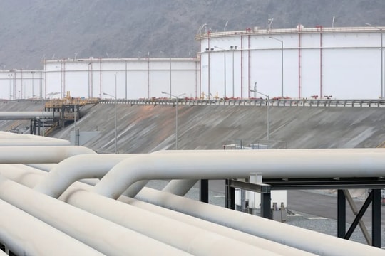 'Quân bài tẩy' với tổng công suất gần 9 triệu thùng dầu mỗi ngày giúp 2 quốc gia Trung Đông giảm phụ thuộc vào eo biển Hormuz