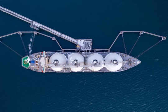 Đang trên đường đến châu Âu, một tàu chở LNG của Mỹ bất ngờ quay đầu chuyển hướng đến Trung Quốc