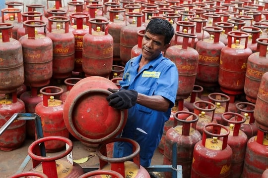 Khan hiếm khí gas vì xung đột Trung Đông, nhiều bếp ăn tại một nước châu Á ngừng phục vụ thức ăn, đồ uống nóng  