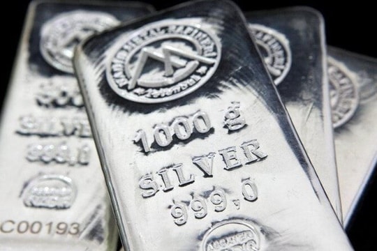 Quỹ bạc lớn nhất thế giới liên tiếp "xả hàng", gần 400 tấn rời kho trong thời gian ngắn