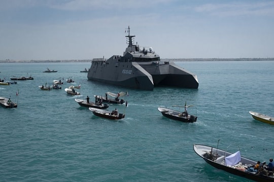 Không chỉ tàu thuyền, một thứ quan trọng khác đang âm thầm “trốn thoát” khỏi eo biển Hormuz