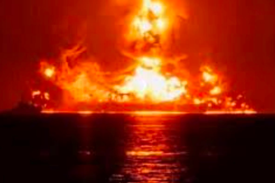 Hai tàu chở 400.000 thùng dầu bị tấn công ngay gần Iran, nhiều cảng dầu lớn buộc phải đóng cửa