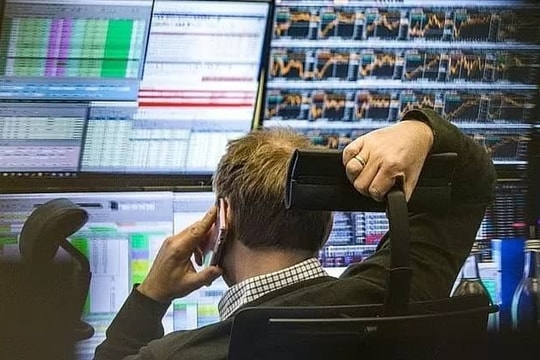 Phiên 12/3: Khối ngoại bán ròng hàng trăm tỷ đồng, "tung" 250 tỷ gom một cổ phiếu VN30