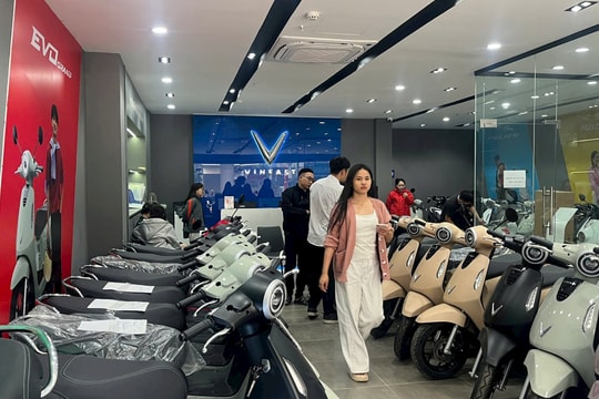 Hết mua vàng bạc, người dân giờ xếp hàng, bốc số mua xe máy điện: Đại lý cháy hàng, khách phải cọc đợi vài ngày mới có xe 