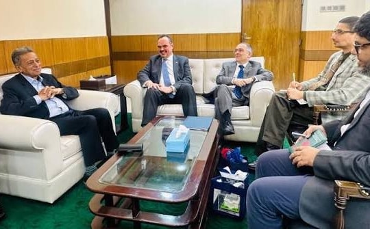 Nguồn cung dầu bị siết vì Iran phong toả eo biển Hormuz, một nước châu Á đề nghị Mỹ cho phép nhập khẩu dầu Nga 