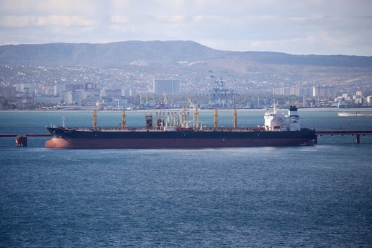 Đang di chuyển thì Mỹ bất ngờ 'bật đèn xanh', hơn 19 triệu thùng dầu Nga lênh đênh trên biển