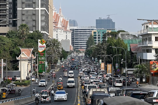 Thiếu hụt nhiên liệu trầm trọng, người dân Campuchia chứng kiến “cú sốc” đầu tiên