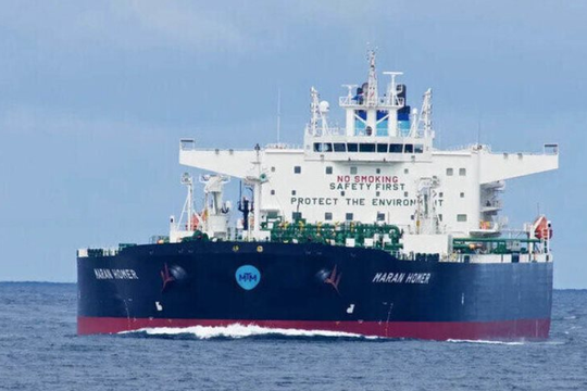 Kiểm tra bất ngờ, phát hiện một tàu chở dầu dài 228m đang âm thầm di chuyển đến Nga, treo cờ giả Comoros để né tránh trừng phạt
