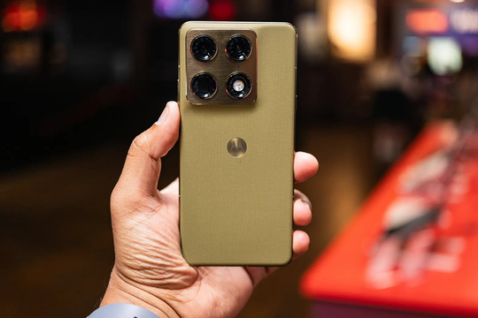 Motorola lại tung điện thoại mới ở Việt Nam, "át vía" Galaxy S26: Mỏng 6,99 mm mà pin 5.200 mAh, màn 165Hz