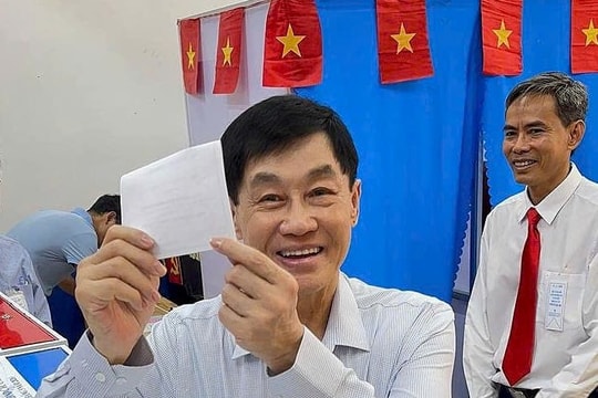 Tỷ phú Johnathan Hạnh Nguyễn: “Tôi từng cầm hộ chiếu nhiều quốc gia, nhưng chỉ lá phiếu bầu cử ở Việt Nam mới khiến tay tôi run…”