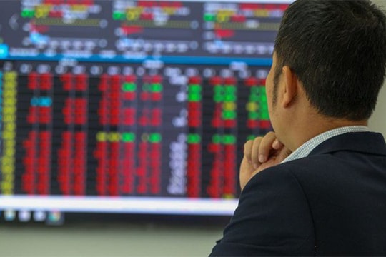 Lãnh đạo doanh nghiệp và người nhà đổ hàng nghìn tỷ mua cổ phiếu, chuyện gì đang diễn ra?