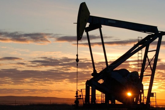 Dầu tiếp đà tăng khi Mỹ cân nhắc tấn công cơ sở xuất khẩu dầu mỏ của Iran