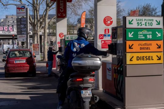 Kịch bản giá dầu vượt 125 USD khiến EU 'toát mồ hôi', nền kinh tế lớn thứ 2 khối thừa nhận: 'Chúng tôi không còn tiền'