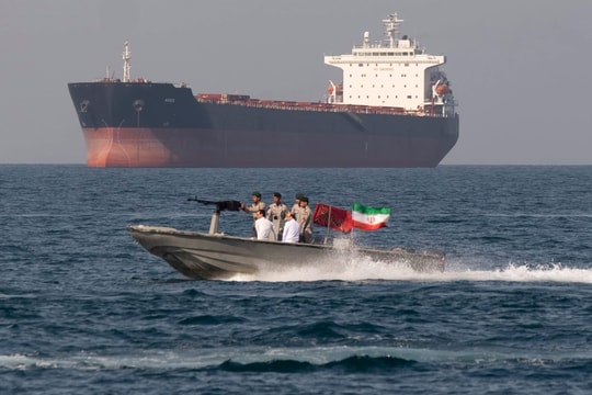 Cách Iran phân biệt loại tàu được phép đi qua eo biển Hormuz: Vì sao có giả mạo cỡ nào cũng bị "tóm sống"?