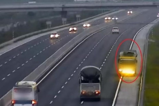 Kiểm tra bất ngờ chiếc ô tô trên cao tốc, phát hiện gần 250 triệu đồng vương vãi khắp nơi, cảnh sát truy vết đầu mối quan trọng