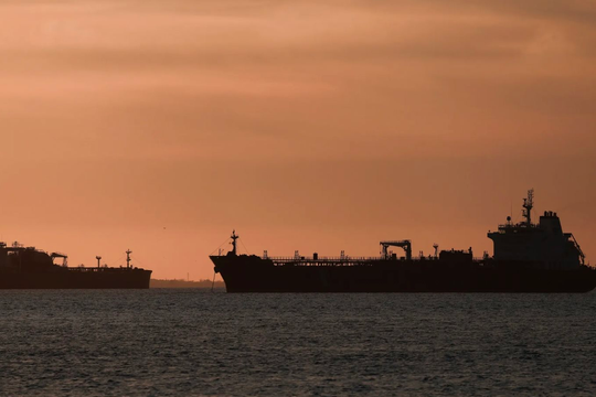 Chưa từng có: Một tàu chở 50.000 tấn khí đốt vừa vượt eo biển Hormuz bằng "lối đi riêng", hé lộ tuyến đường đặc biệt của Iran