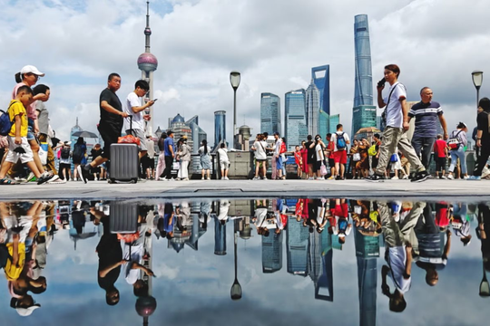 Tuyển thạc sĩ cho vị trí đọc công tơ, tiến sĩ đi giao đồ ăn: Nỗi bất an không nói thành lời của giới trẻ tại nền kinh tế 18.000 tỷ USD