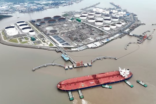 Tăng tích trữ dầu thô rồi "găm' lại không dùng - nước cờ khó đoán của Trung Quốc