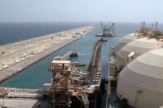 Nhà máy sản xuất 1/5 lượng LNG toàn cầu bị tập kích bằng tên lửa 