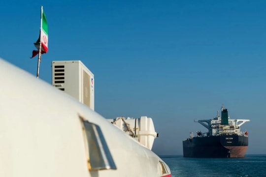 Mỹ bất ngờ tuyên bố có thể gỡ cấm vận với 140 triệu thùng dầu của Iran đang trôi nổi trên biển