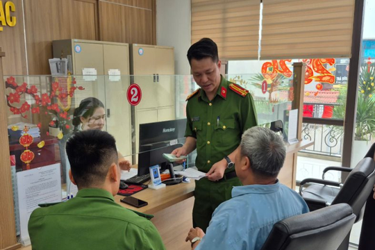 Người đàn ông SN 1953 tới ngân hàng giao dịch 40 triệu đồng, công an ập tới xác minh 