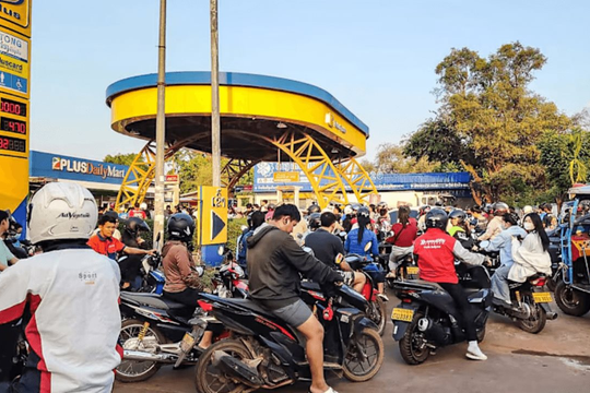 Giá xăng ở nước cạnh Việt Nam đã lên 47.000 đồng/lít