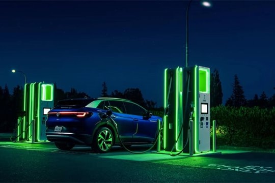 Thiếu 90.000 tấn dầu, quốc gia này buộc phải kêu gọi người dân ngừng sạc xe điện vào ban đêm