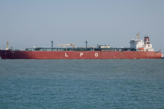 Xác nhận: Hải quân Iran dẫn đường cho tàu của một quốc gia đi qua eo biển Hormuz