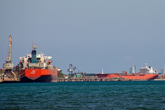 
Đang trên đường tới Cuba, một tàu chở 200.000 thùng dầu Nga bất ngờ đổi hướng tới nước láng giềng của Havana