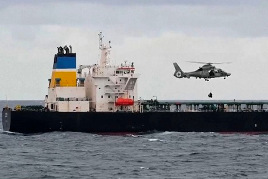 Tàu chở dầu nghi của Nga mang khoảng 1,5 triệu thùng dầu đang di chuyển bất ngờ bị vây bắt giữa biển Địa Trung Hải