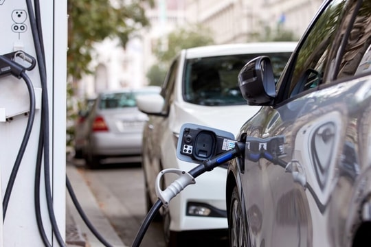 Việt Nam vượt EU và Mỹ về tỷ lệ chuyển đổi xe điện: Khi EV không còn là lựa chọn xanh mà là "tấm khiên" kinh tế